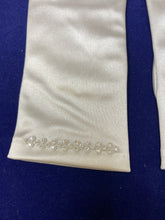 Load image into Gallery viewer, Girls First Holy Communion Gloves - Mia- Cg759 straight row Diamante trim
