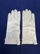 Load image into Gallery viewer, Girls white stretch satin communion gloves 752
